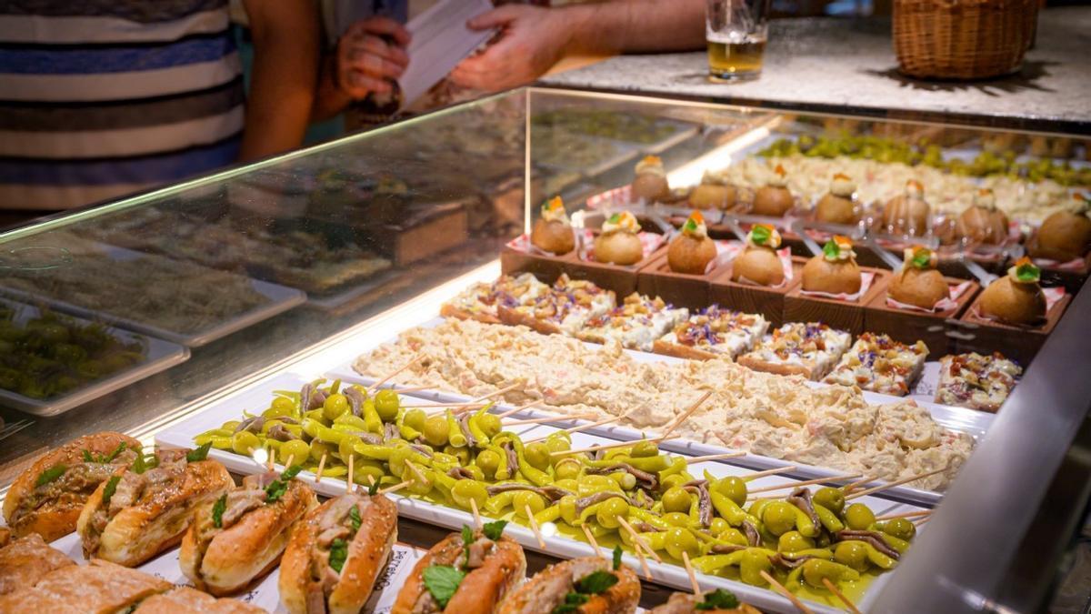 Vitrina con algunos de los pinchos que se ofrecen en perretxiCo.
