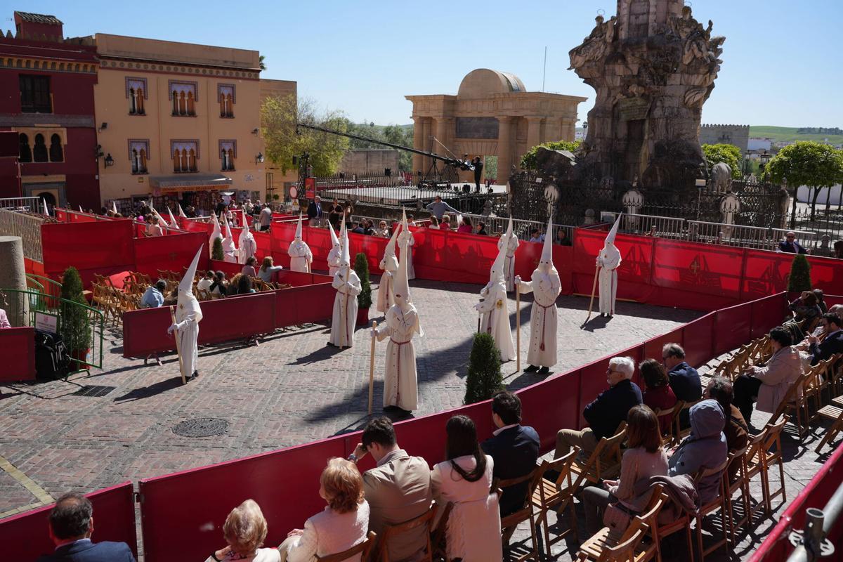 Nazarenos de la hermandad de la Entrada Triunfal el pasado Domingo de Ramos por la carrera oficial.