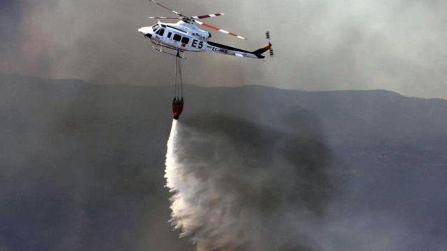 Incendio de pastos y rastrojos detrás del cementerio de la Fuensanta