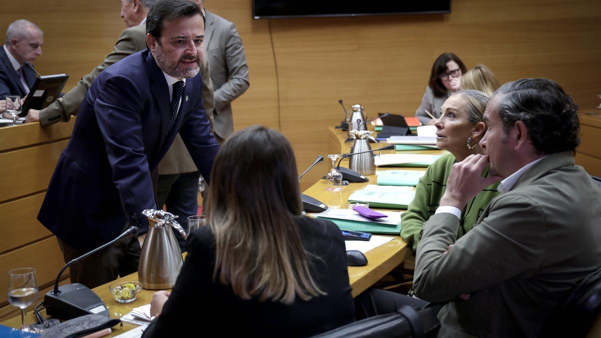 Los diputados de PP y Vox hablan durante la comisión, antes de votar, este jueves.
