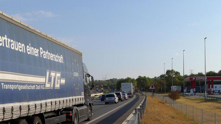 Mor el conductor d&#039;un camió després de bolcar a l&#039;AP-7 a Garrigàs