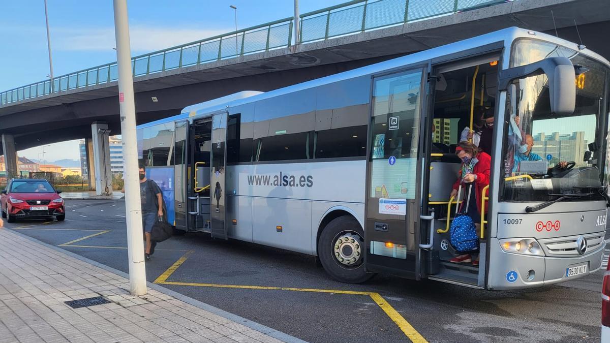 Uno de los autobuses del servicio alternativo, llegando a Gijón.