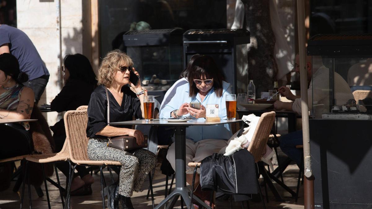 Dos dones en una terrassa del centre de València, en una imatge d’enguany