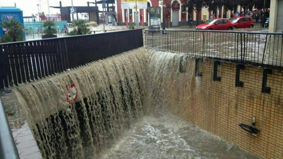 Imagen del colector de Martí Pujol de Badalona al lado de la estación de sábado durante las lluvias del sábado.