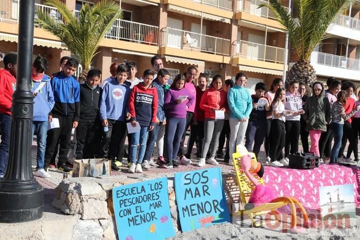 Un 'SOS' gigante para el Mar Menor formado por escolares en Villananitos