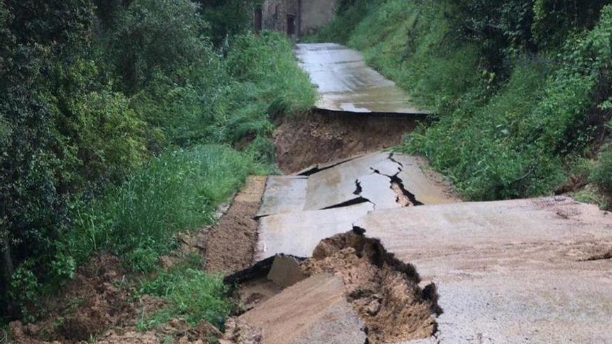 La carretera afectada per l&#039;esllavissada.