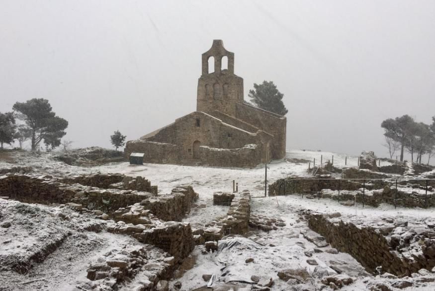 Neu al Monestir de Sant Pere de Rodes