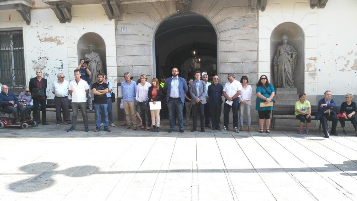 Concentración este mediodía ante el Ayuntamiento de Mataró, con el alcalde David Bote (PSC) en la posición central, contra el encarcelamiento de Jordi Cuixart y Jordi Sánchez.