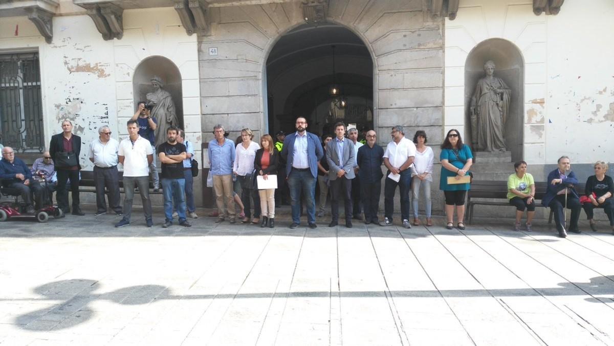 Concentració aquest migdia davant de l’Ajuntament de Mataró, amb l’alcalde David Bote (PSC) a la posició central, contra l’empresonament de Jordi Cuixart i Jordi Sánchez. 