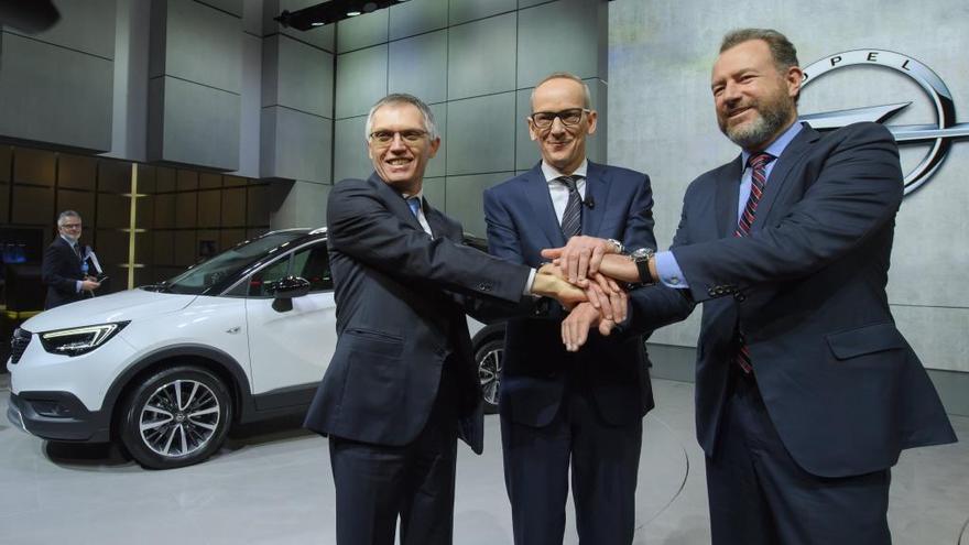 Tavares (i.) con el presidente de Opel, Karl-Thomas Neumann, y el presidente de GM, Dan Ammann, en el pasado Salón del Automóvil de Ginebra.