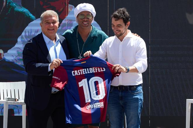 Joan Laporta y Ronaldinho en la inauguración del Paseo de las Estrellas de Castelldefels, en imágenes