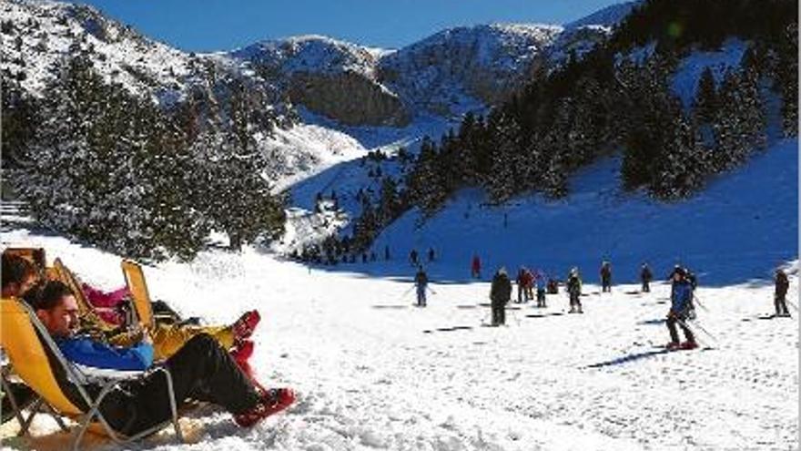 Esquiadors gaudint del sol i la neu a l&#039;estació d&#039;esquí de Masella, aquest darrer cap de setmana.
