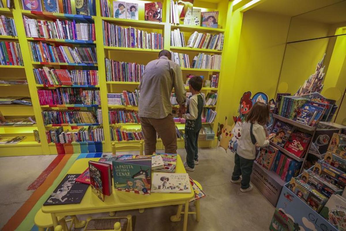 Los libros infantiles son algunos de los más demandados y que en librerías como Punto y Coma pueden mirar los más pequeños. | ANTONIO AMORÓS