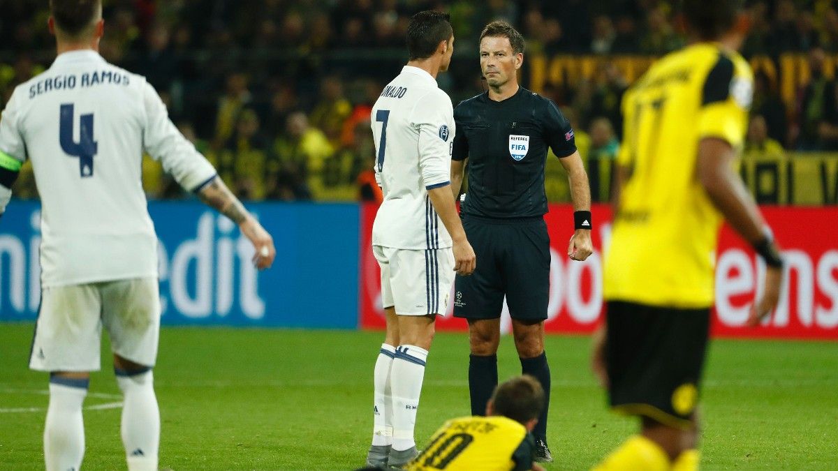 Mark Clattenburg, con Cristiano Ronaldo, en el Borussia Dortmund - Real Madrid