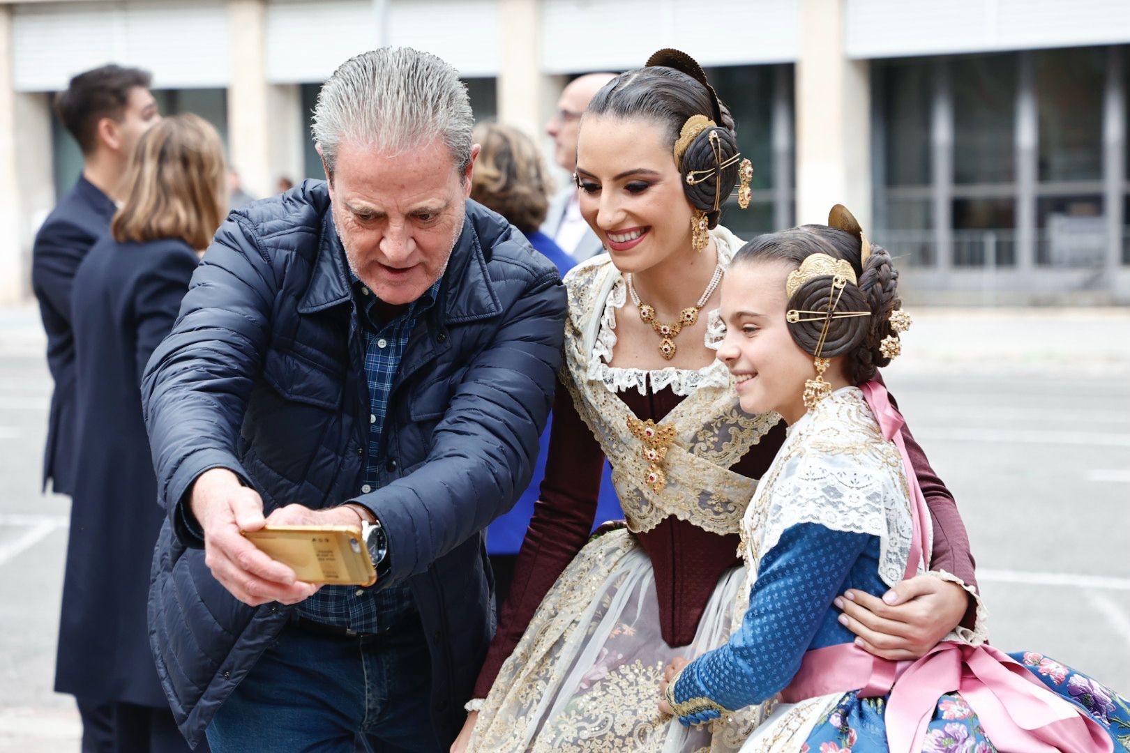 La primera "mascletà" de Marina y Maria Estela