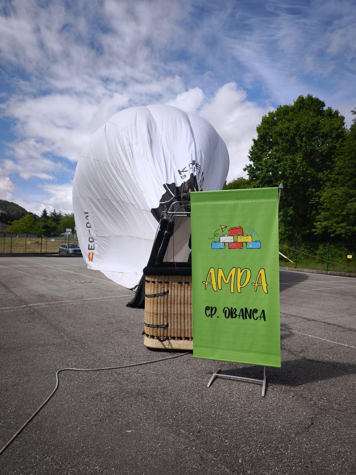 El cartel de la Ampa junto al globo.