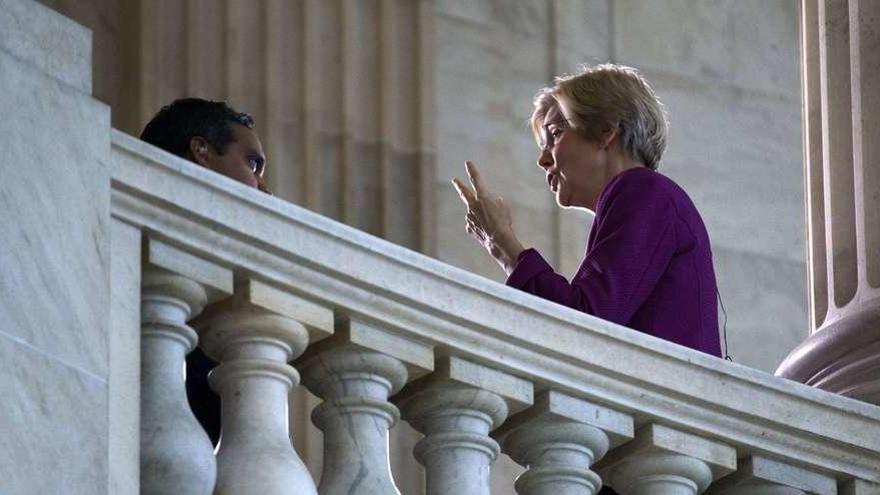 La senadora demócrata Elizabeth Warren explica a los medios cómo fue silenciada en la sesión de confirmación de Sessions. // Reuters