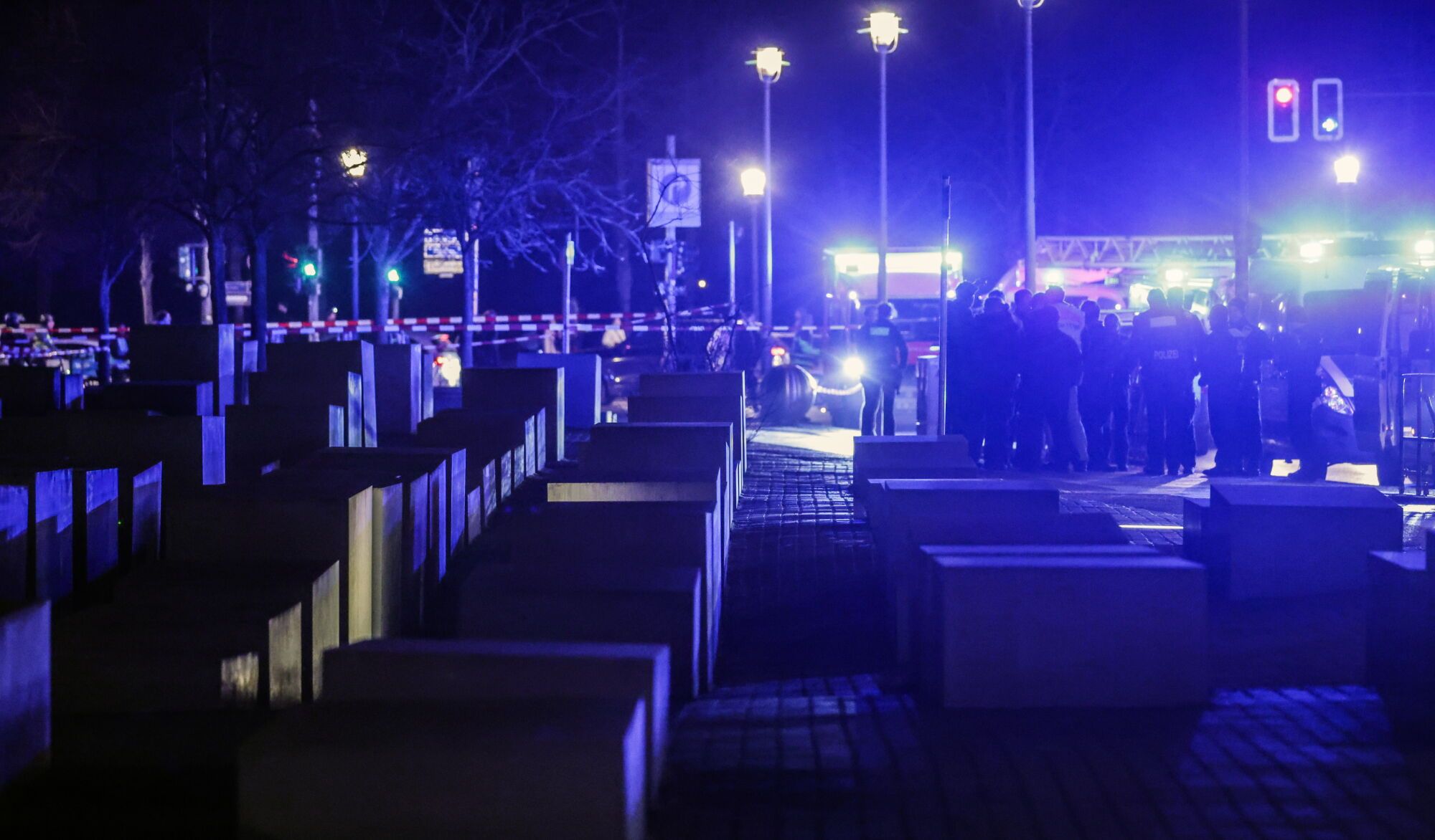 -FOTODELDIA- Berlín (Alemania), 21/02/2025.- La policía trabaja en el lugar del crimen en el Memorial del Holocausto en Berlín (Alemania), el 21 de febrero de 2025. El viernes por la tarde, alrededor de las 18.00 horas, un hombre resultó gravemente herido. La policía acordonó una amplia zona. Los agentes están registrando el recinto conmemorativo. Según la policía, el hombre resultó herido por un objeto punzante y fue trasladado al hospital por el servicio de ambulancias de los bomberos. EFE/CHRISTOPHER NEUNDORF