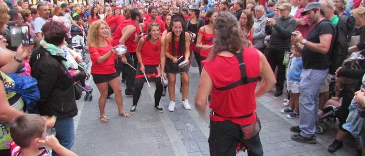 La Batucada Samba Da Rua, ayer, por las calles del centro de Llanes.