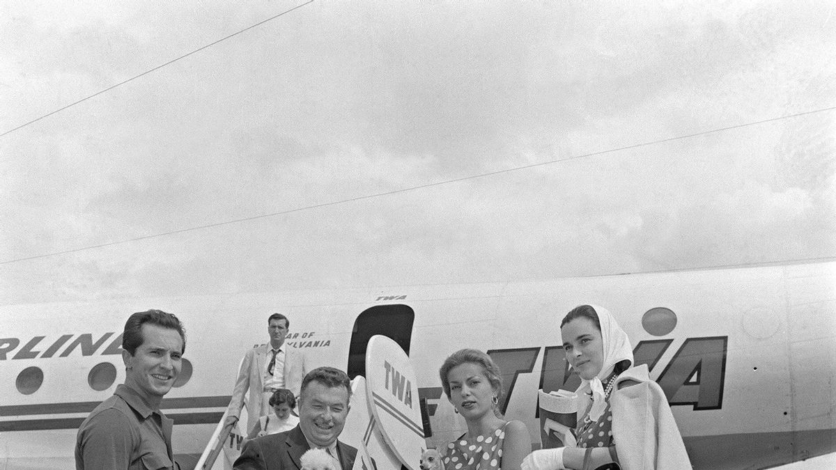 Xavier Cugat, en el centro junto a su mujer, en los años sesenta. | Efe