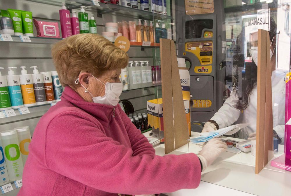 Reparto de mascarillas en las farmacias a mayores y población de riesgo