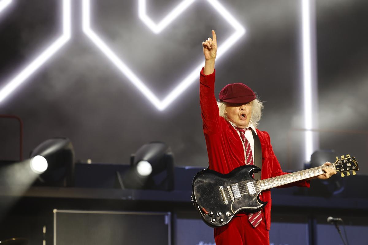 SEVILLA, 29/05/2024.- El guitarrista de AC/DC, Angus Young, durante el concierto ofrecido este miércoles en el estadio de La Cartuja, en Sevilla. EFE/Julio Muñoz