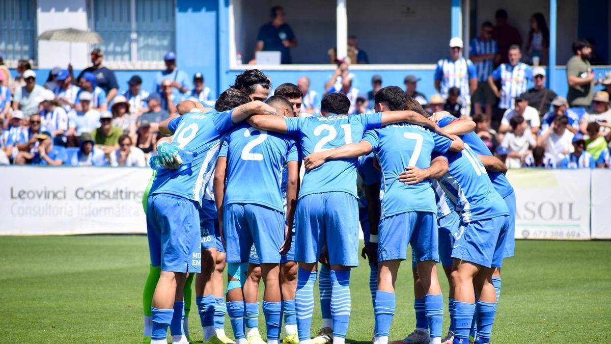 Piña de los jugadores del Águilas FC