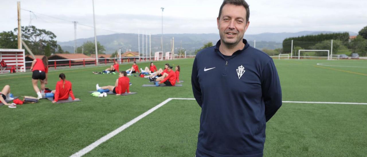 Rafa Bernal, entrenador del Sporting Femenino, en Mareo. | Juan Plaza