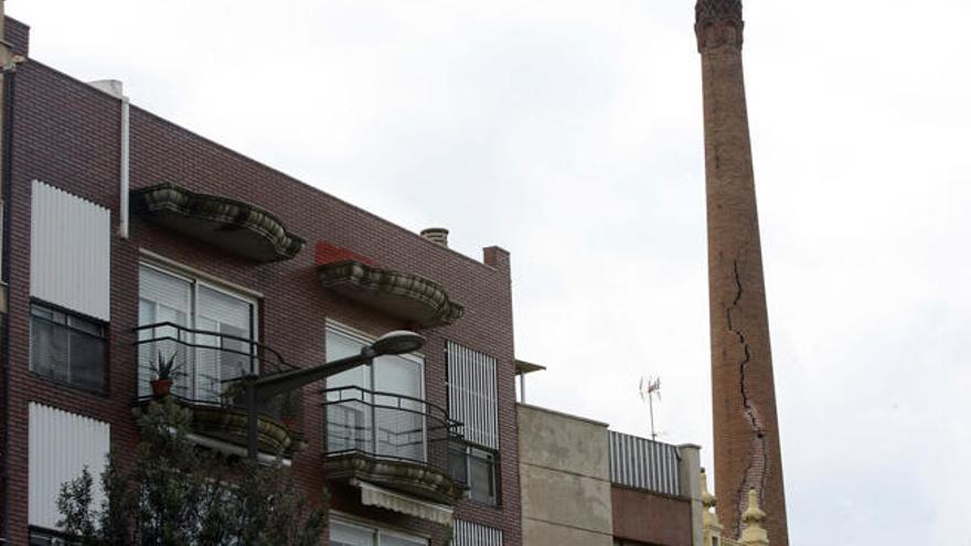 Un rayo agrieta la torre de una fábrica en Reus, que está protegida por su singularidad