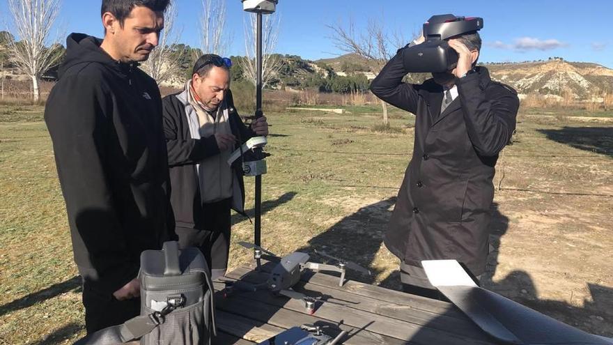 El consejero prueba el sistema de monitorización en la finca arrocera de Calasparra.