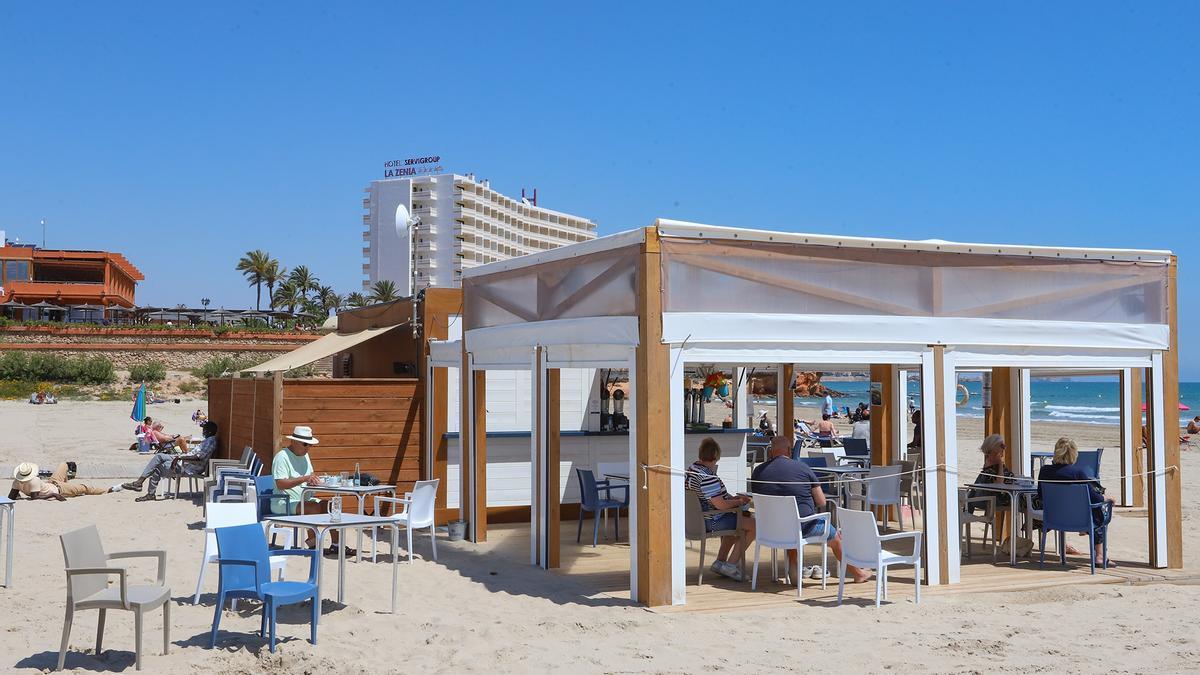 Chiringuito en la playa de La Zenia, ahora cerrado hasta que se adjudique un nuevo contrato