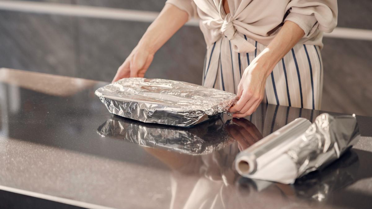 El truco de poner papel de aluminio en la cocina para no manchar