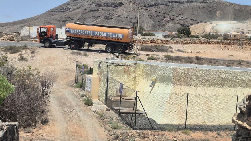 Camión cisterna descargando agua en el depósito del CAAF, en el pueblo de Ampuyenta, ayer. |