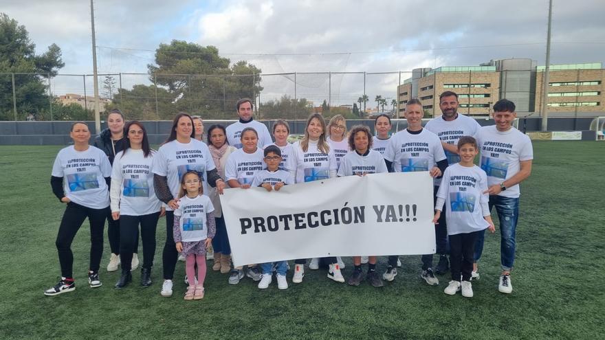Protestas en Ibiza para exigir que protejan ya los muros de los campos municipales de fútbol