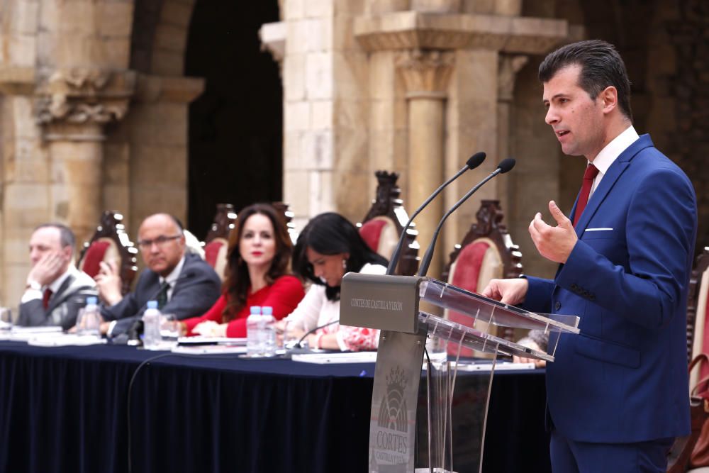 Diversos momentos del Pleno de las Cortes en León