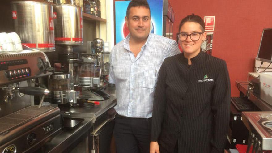 El profesor Iván Cruz junto a la alumna Dévora Rojo Arrocha en la cocina del IES Zonzamas.