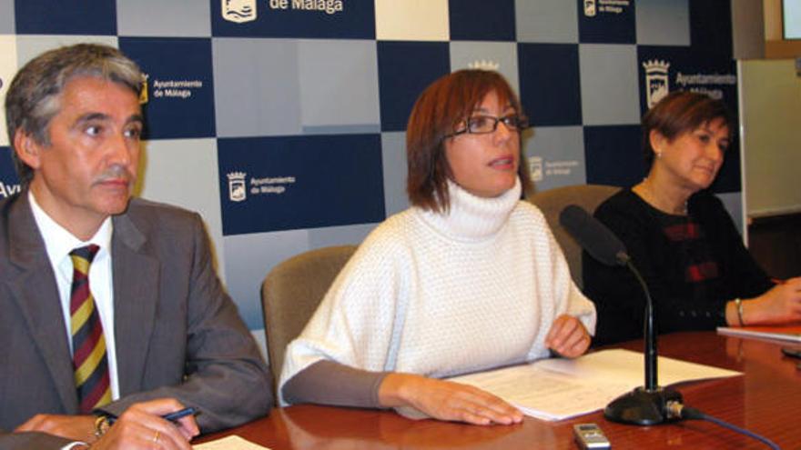 María Gámez junto a Manuel Hurtado y Francisca Montiel.