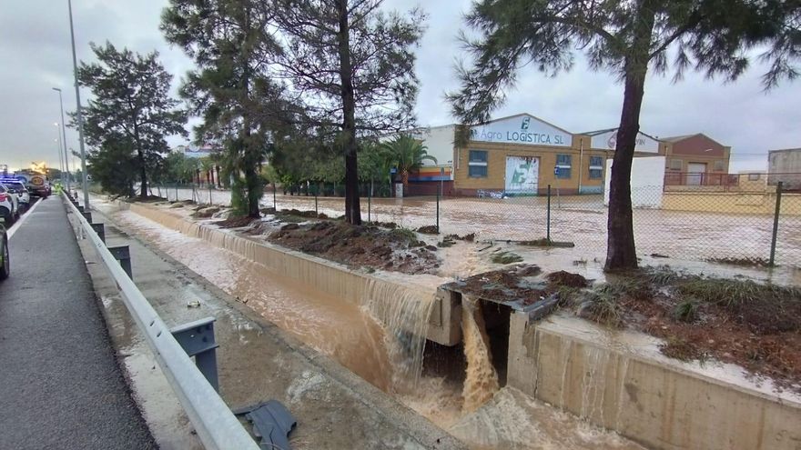 La A-3 recupera un carril mientras el agua sigue cubriendo la carretera