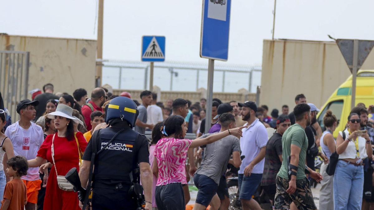 Miles de jóvenes marroquíes llegaron este jueves a la frontera entre Castillejos (Marruecos) y Ceuta para tratar de cruzar la valla que separa las dos ciudades.