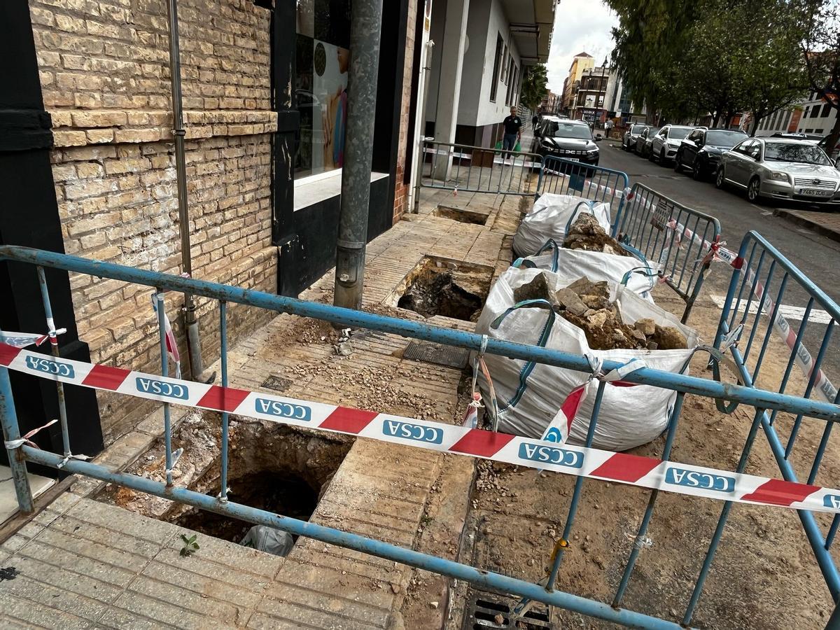 Trabajos de reparación de una de las fugas en la plaza 1 de Mayor.
