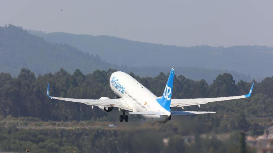 Santiago se adelanta en la captación de rutas aéreas y Alvedro sigue a la espera con menos vuelos que hace un año
