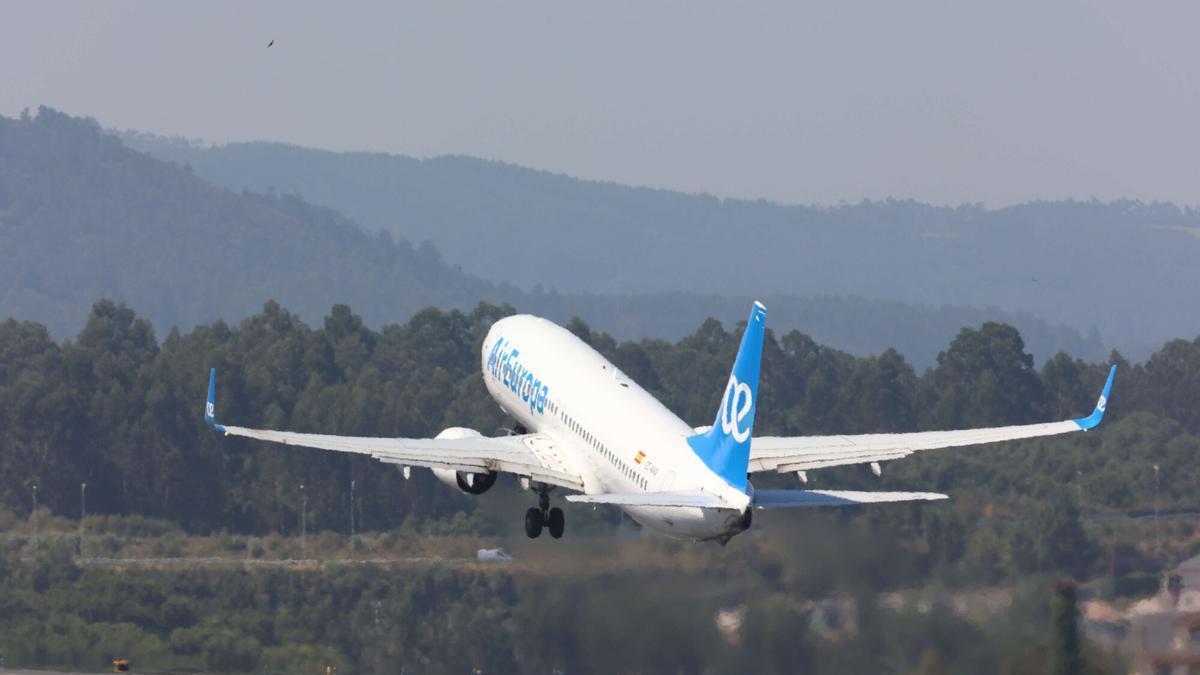 Aviones aterrizando y despegando en el aeropuerto de Alvedro