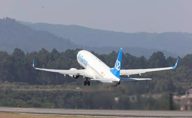 Santiago se adelanta en la captación de rutas aéreas y Alvedro sigue a la espera con menos vuelos que hace un año