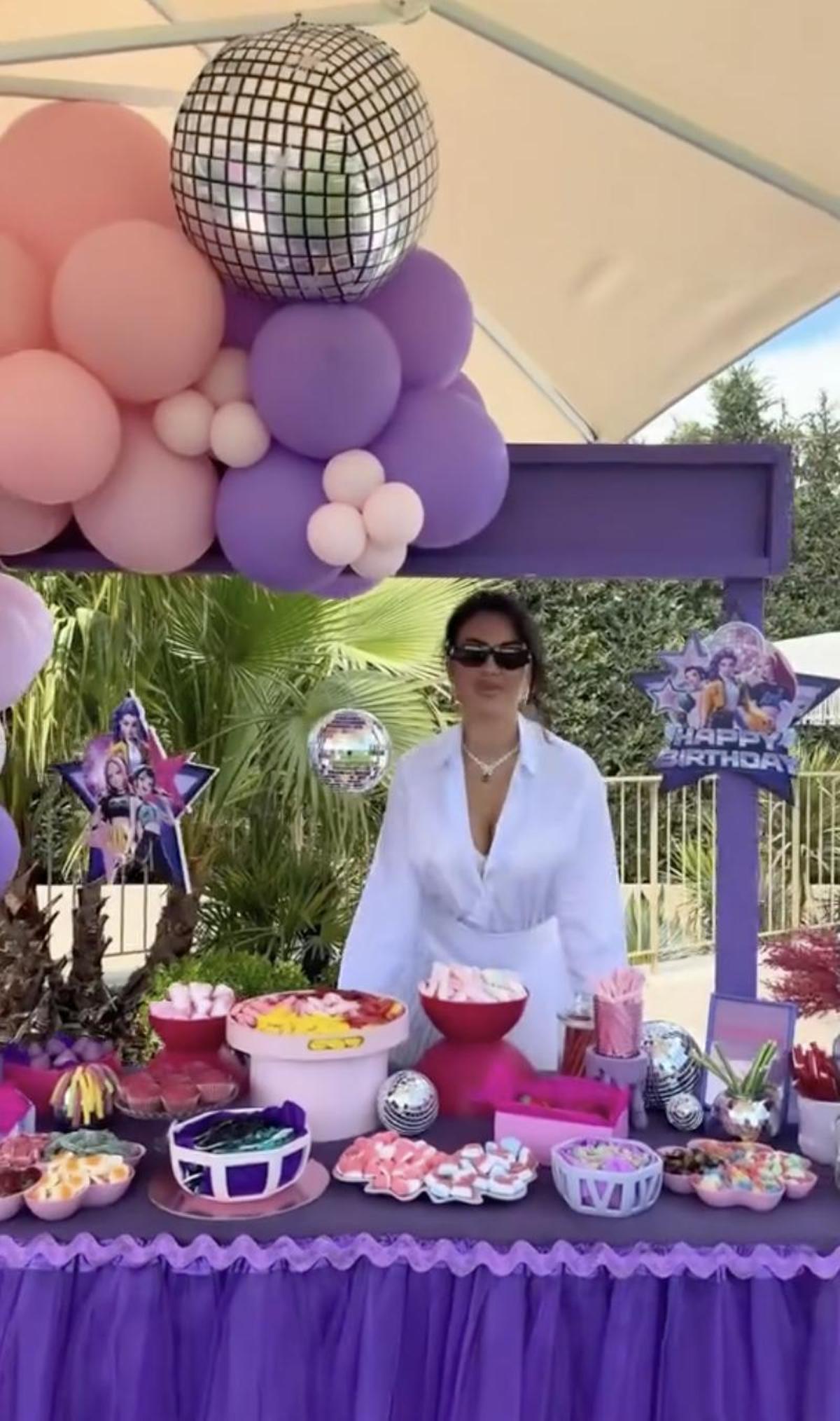 Una mesa llena de chuches y golosinas, para el cumpleaños de la hija de Georgina y Cristiano