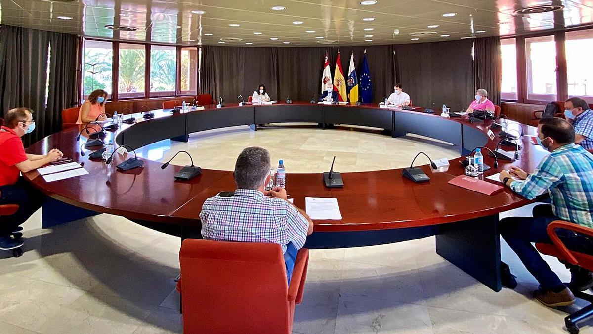 Imagen de archivo de una reunión del presidente, Casimiro Curbelo, con los alcaldes de La Gomera.