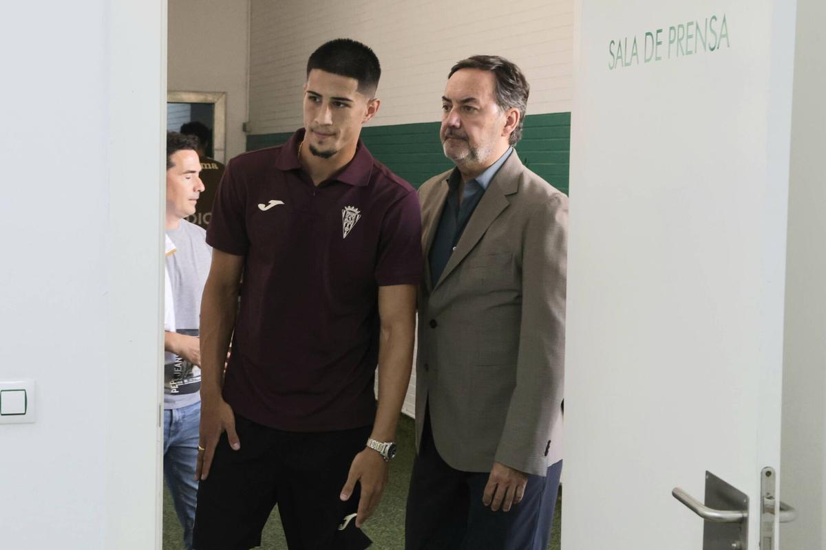 La presentación de Víctor Sánchez como jugador de la primera plantilla del Córdoba CF, en imágenes La presentación de Víctor Sánchez como jugador de la primera plantilla del Córdoba CF, en imágenes