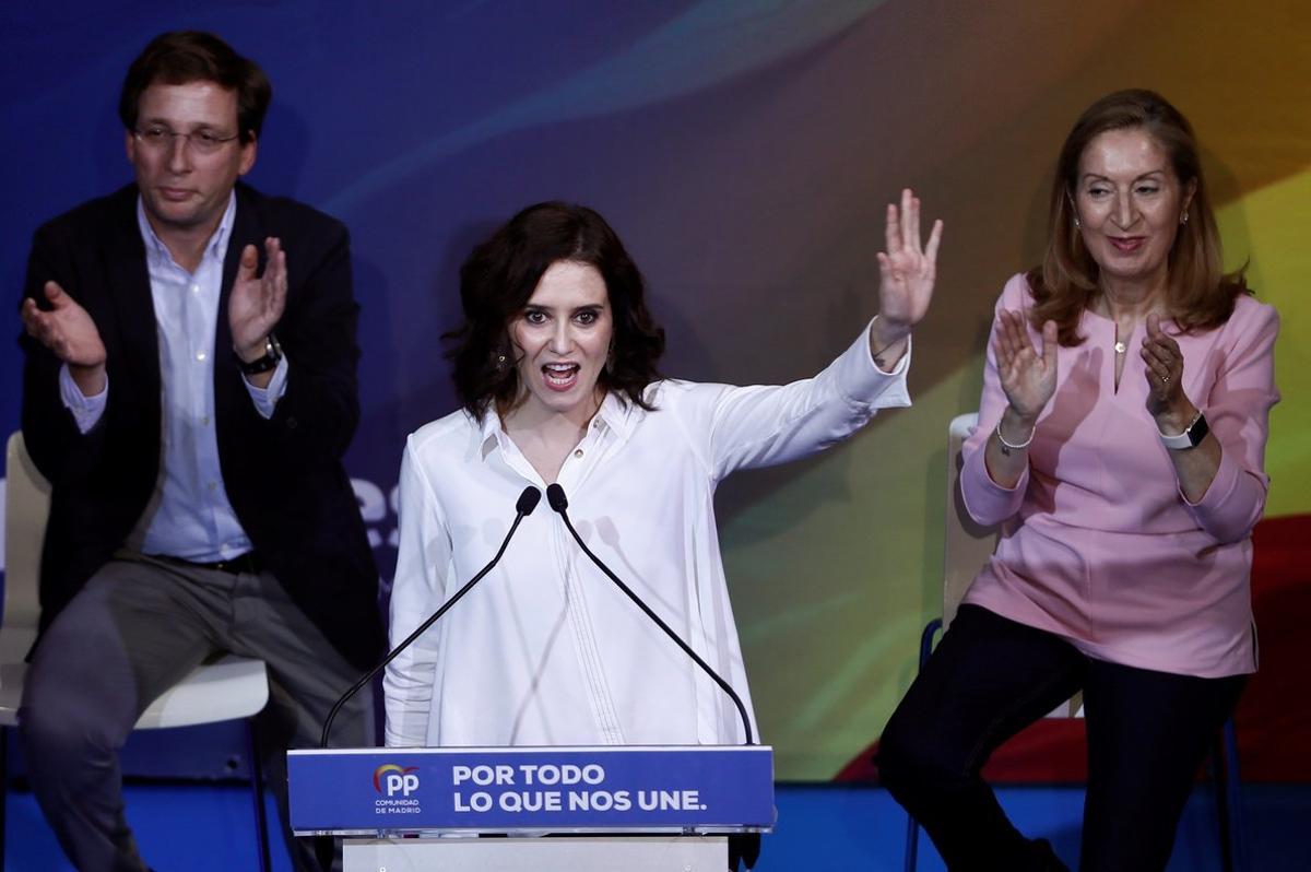 GRAF085. MADRID, 31/10/2019.- La presidenta de la Comunidad de Madrid, Isabel Díaz Ayuso (c), junto al alcalde de Madrid, José Luis Martínez-Almeida (i), la número dos del PP al Congreso de los Diputados para las elecciones del 10N, Ana Pastor (d), este jueves, durante el inicio de campaña del partido en el Palacio Neptuno de Madrid . EFE/Mariscal