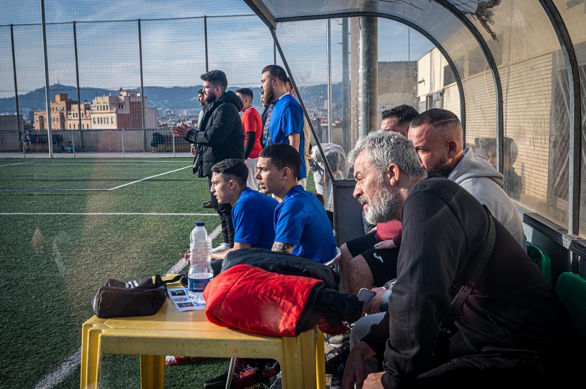 Antonio Salvat, en primer plano, pertenece al consejo de ancianos que rige el VAR de la Kings League Gipsy. 