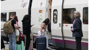 Viajeros suben a un tren AVE de Renfe