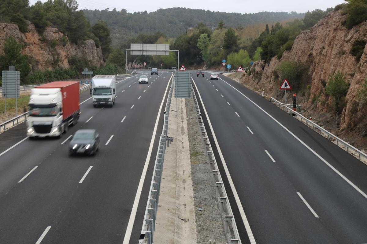 Un xoc provocat per un cotxe en direcció contrària causa dos morts a l’A-2